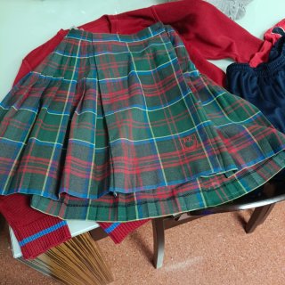 Conjunto Colegio: Sudadera Roja y Pantalón Azul