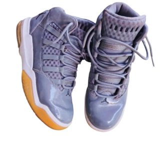 Zapatillas Jordan Max Aura Gris Metalizadas 39