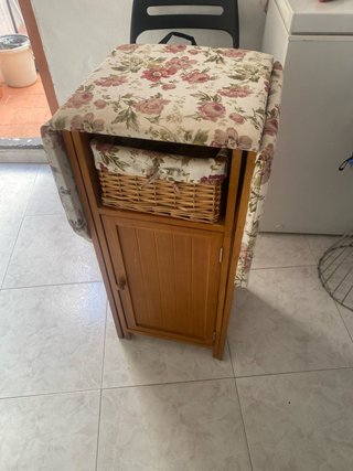 Mesa de costura y planchar con cesto