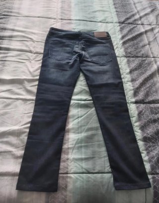 Pantalón vaquero desgastado azul y gris