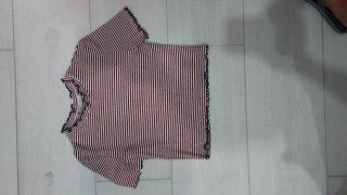 Camiseta a rayas roja y blanca