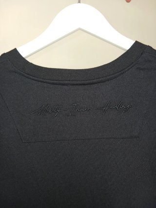 Camiseta Negra con Estampado Floral
