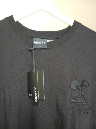 Camiseta Negra con Estampado Floral