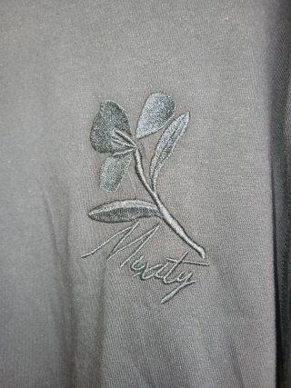 Camiseta Negra con Estampado Floral