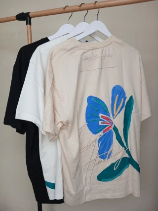 Camiseta Negra con Estampado Floral