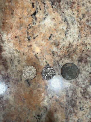 Caja con 3 monedas antiguas