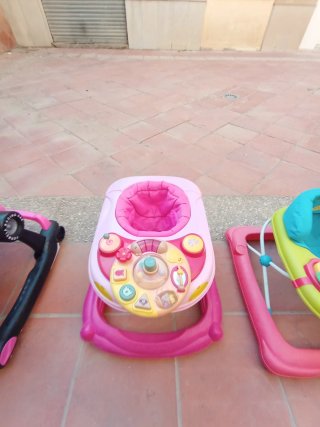 Andador infantil con centro de actividad