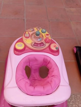Andador infantil con centro de actividad