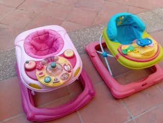 Andador infantil con centro de actividad