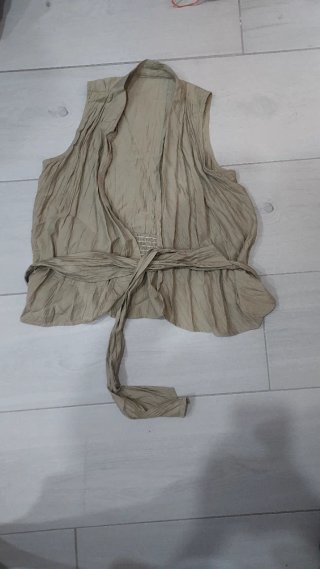 Chaleco beige con cinturón