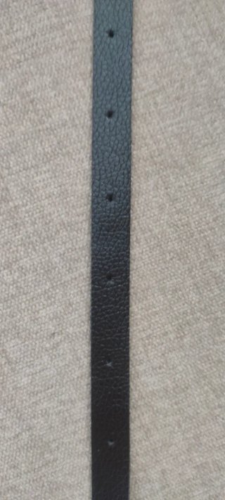 Cintura in ecopelle  nera con fibbia dorata