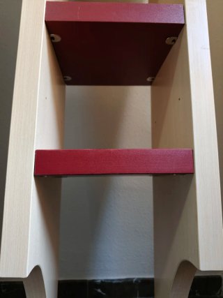 Estantería de madera beige y roja