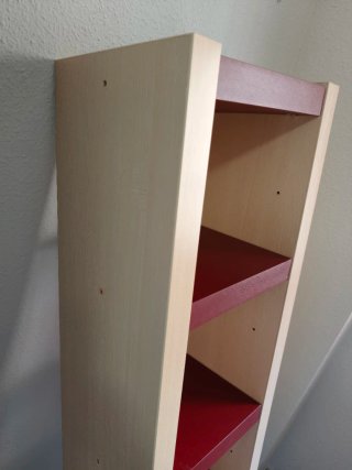 Estantería de madera beige y roja
