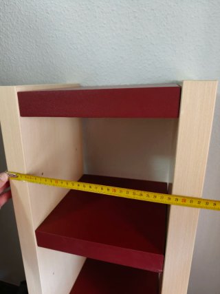 Estantería de madera beige y roja