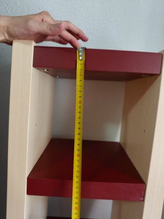 Estantería de madera beige y roja