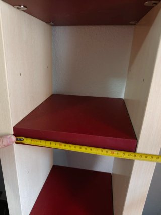 Estantería de madera beige y roja