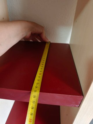Estantería de madera beige y roja