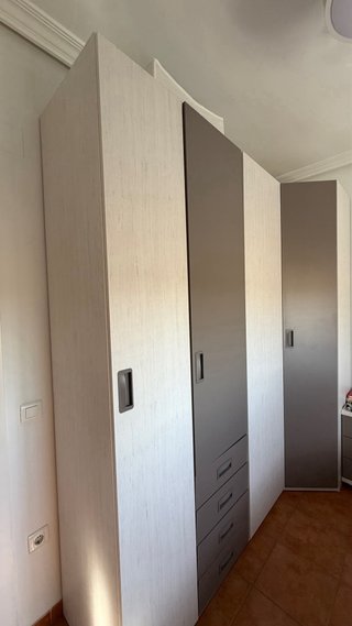 Armario de madera beige y blanco