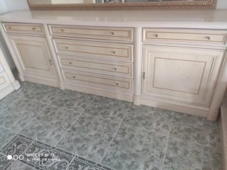 Aparador beige y dorado