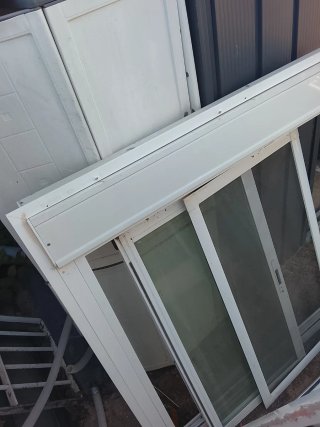 Ventana aluminio blanca con persiana y mosquitera