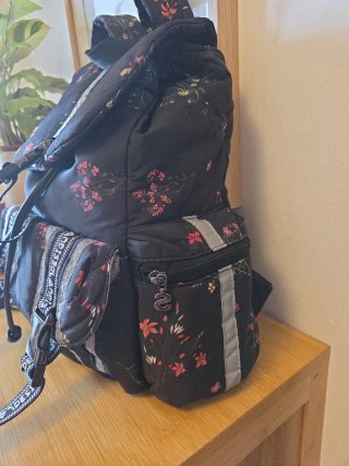 Mochila Desigual floral negra y multicolor