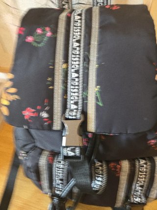 Mochila Desigual floral negra y multicolor