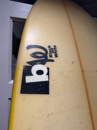 Tabla de surf amarilla