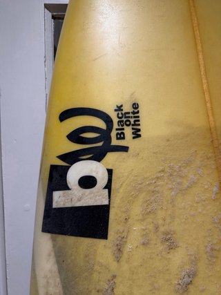 Tabla de surf amarilla