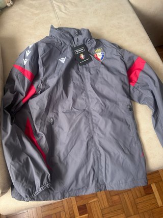 Pantalón y chubasquero deportivos osasuna