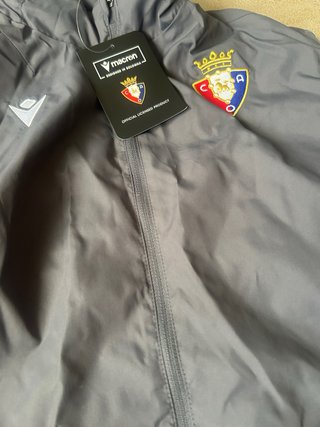 Pantalón y chubasquero deportivos osasuna