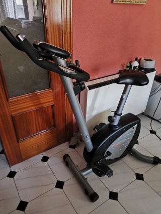 Bicicleta estática con pantalla digital
