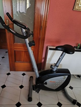 Bicicleta estática con pantalla digital