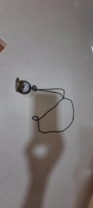 Reloj de bolsillo antiguo con cadena