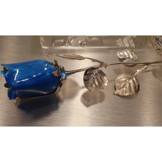 Rosa Blu bagnata in argento.