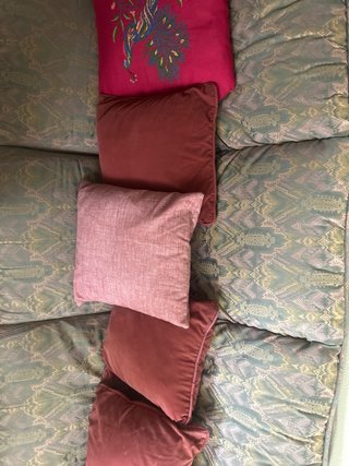 Sofá de tela con cojines