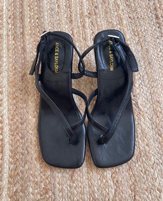 Sandalias tacón kitten negras