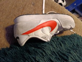 Zapatillas Nike grises y rojas