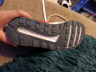 Zapatillas Nike grises y rojas