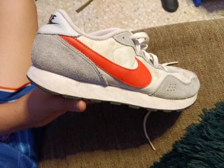 Zapatillas Nike grises y rojas