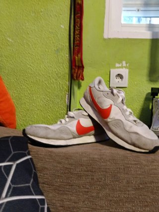 Zapatillas Nike grises y rojas