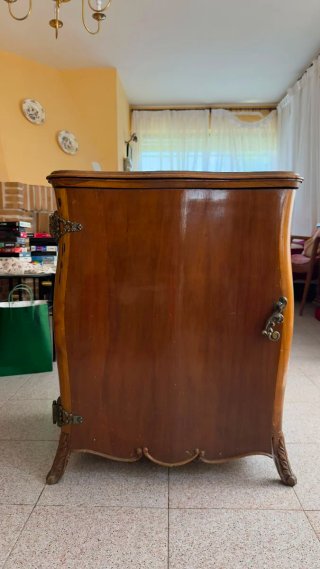 Máquina de coser SIGMA antigua con mueble