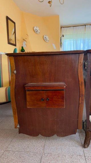 Máquina de coser SIGMA antigua con mueble