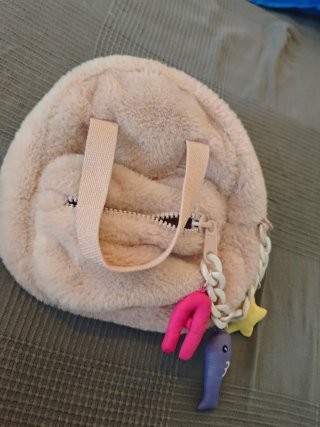 Bolso peluche niña rosa con charms
