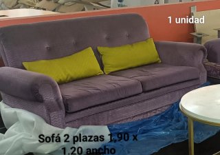 Sofá 2 plazas con cojines.