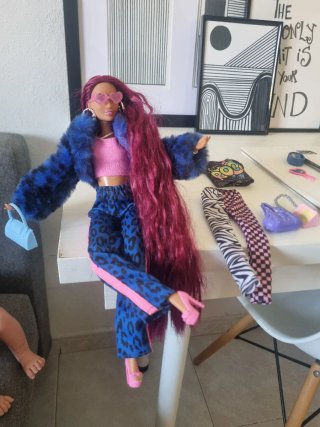 Muñeca con accesorios como nueva.
