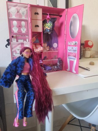 Muñeca con accesorios como nueva.