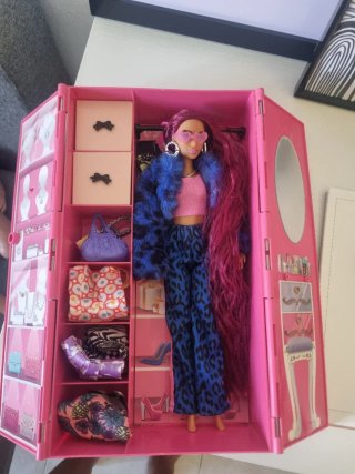 Muñeca con accesorios como nueva.