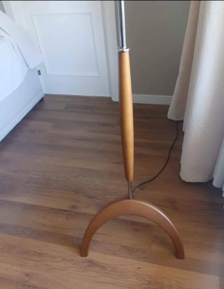 Lámpara de pie moderna beige y madera