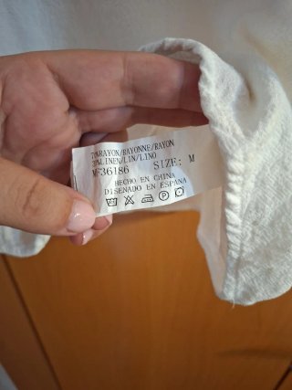 Camiseta blanca con detalles dorados