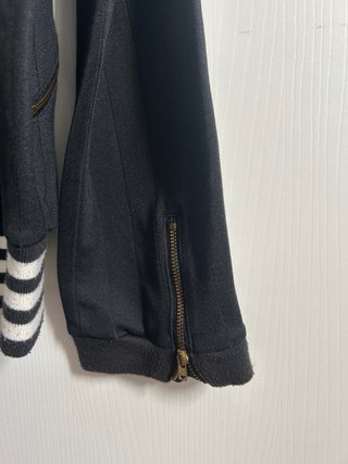 Chaqueta Adidas Negra con Rayas Blancas